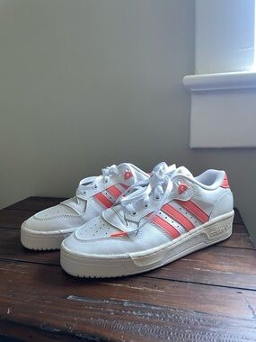 Adidas Originals Rivalry Low sneakers in white and coral pink. NEW! size 8